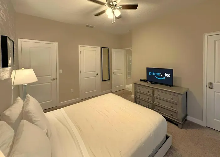 Charming 4Br With Private Heated Pool & Bbq Grill